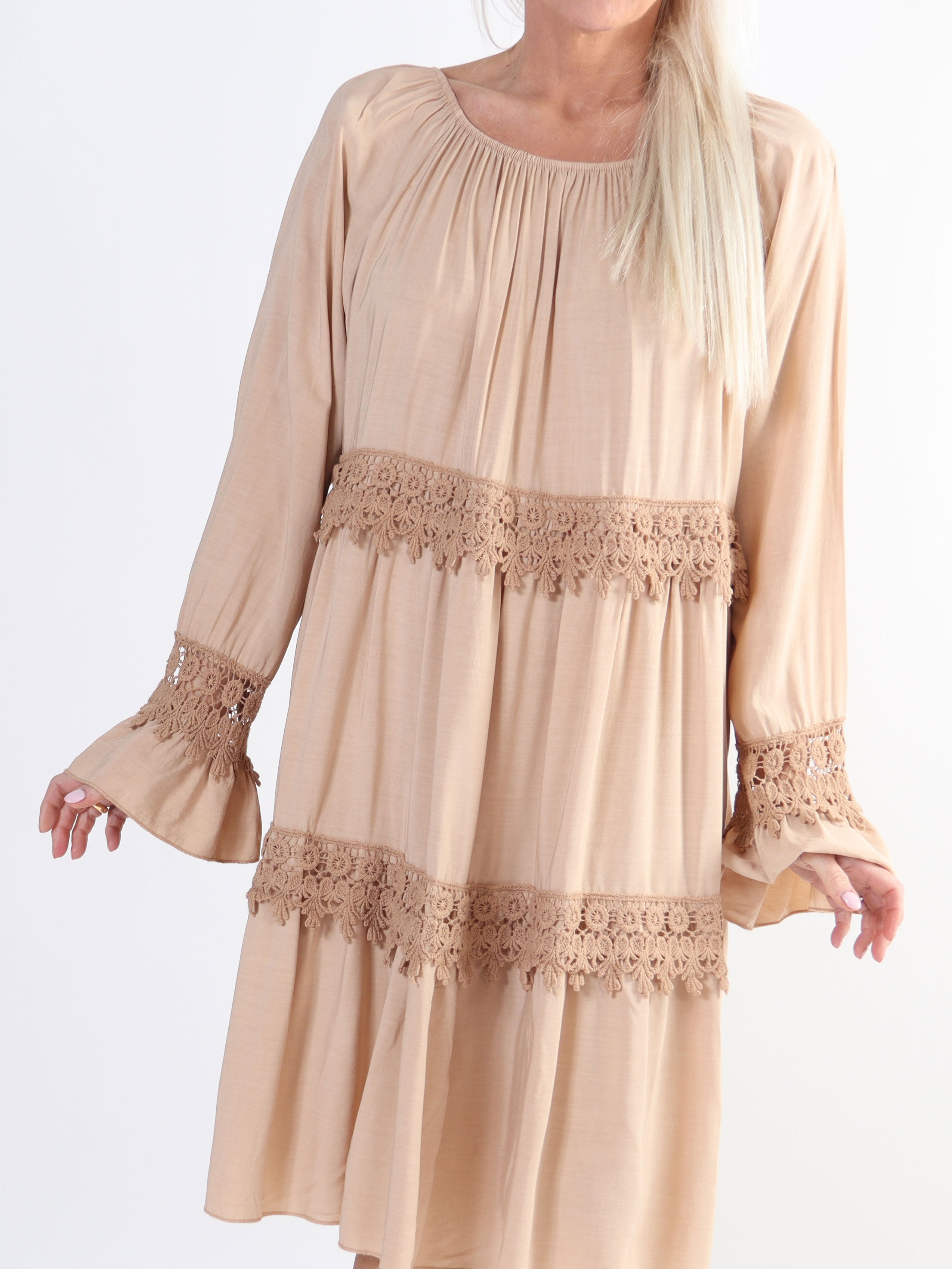 Tilda - Sød plus size tunikakjole med broderinger